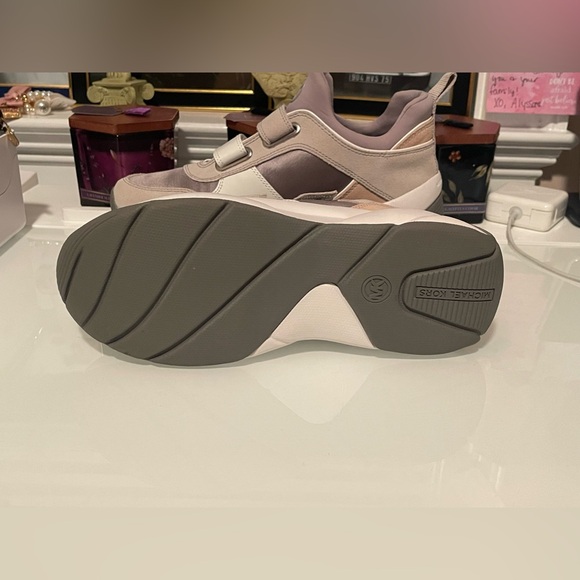 Brand new Authentic Micheal kors sneakers size 9 ❤️❤️ - Picture 3 of 8